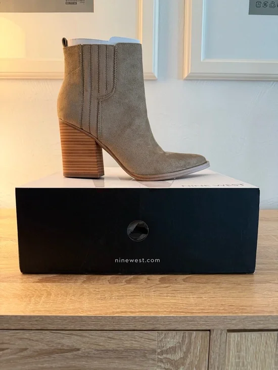 Nine West Taupe Suede Pointed Toe Ankle Booties, Never Worn - Picture 3 of 4